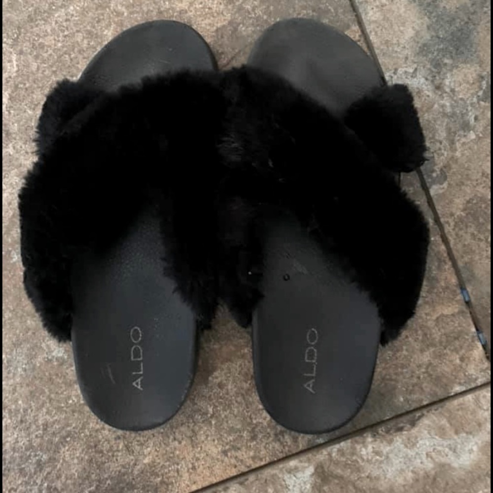 Aldo lack fur sandals 
Great condition with lots of tread left, barely worn!